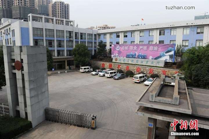 長沙市坪塘勞動教養(yǎng)管理所采購我公司定制生產的11KW二用一備自來水加壓泵站一套，本設備供水范圍為5公里，供水人數(shù)為3600人，目前本自來水加壓泵站運行平穩(wěn)，高效節(jié)能，受到了管理所的一致好評！